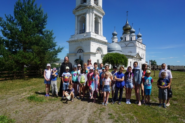 Школьники посетили Свято-Николо-Тихонов мужской монастырь